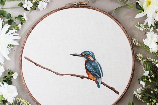 擅長刺繡昆蟲及動物的英國刺繡藝術家Emillie Ferris