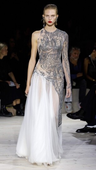【2024春夏巴黎時裝周】 Sarah Burton揮別任職12年的Alexander McQueen！Sarah Burton告別之作 充滿感染力的美麗詩歌！