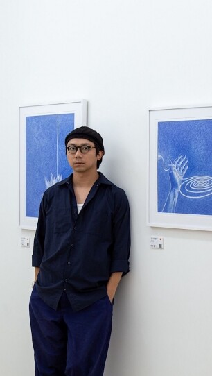專訪本地新晉藝術家周穎聰Wich Chau 用藍色原子筆完整以《雪漫》為題之創作旅程