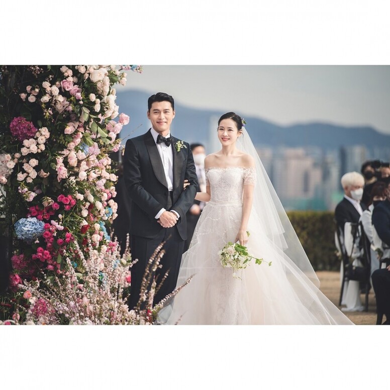 《淚之女王》金秀賢金智媛結婚造型超眼熟!致敬迫降夫婦玄彬孫藝珍世紀婚禮,西裝、禮服神還原 《淚之女王》金秀賢金智媛結婚造型超眼熟!致敬迫降夫婦玄彬孫藝珍世紀婚禮,西裝、禮服神還原
