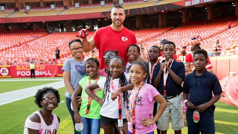 地球上最受矚目情侶！重溫Taylor Swift與Travis Kelce 愛得痴纏時刻