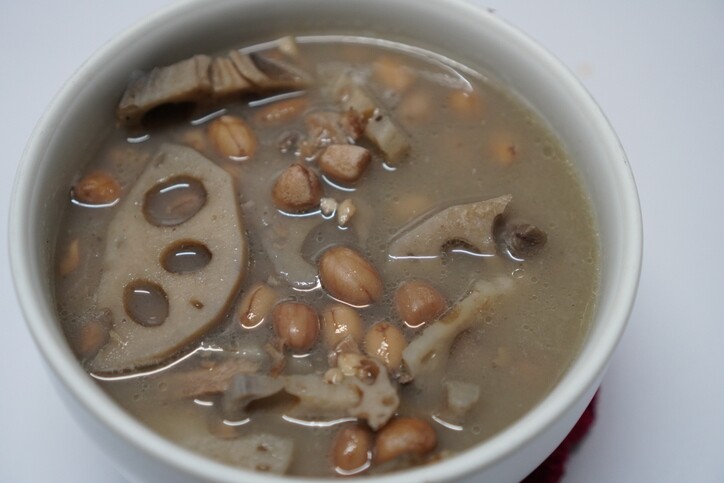 蓮藕湯水食譜！秋冬功效潤燥止咳補氣養血！蓮藕湯可以加什麼？