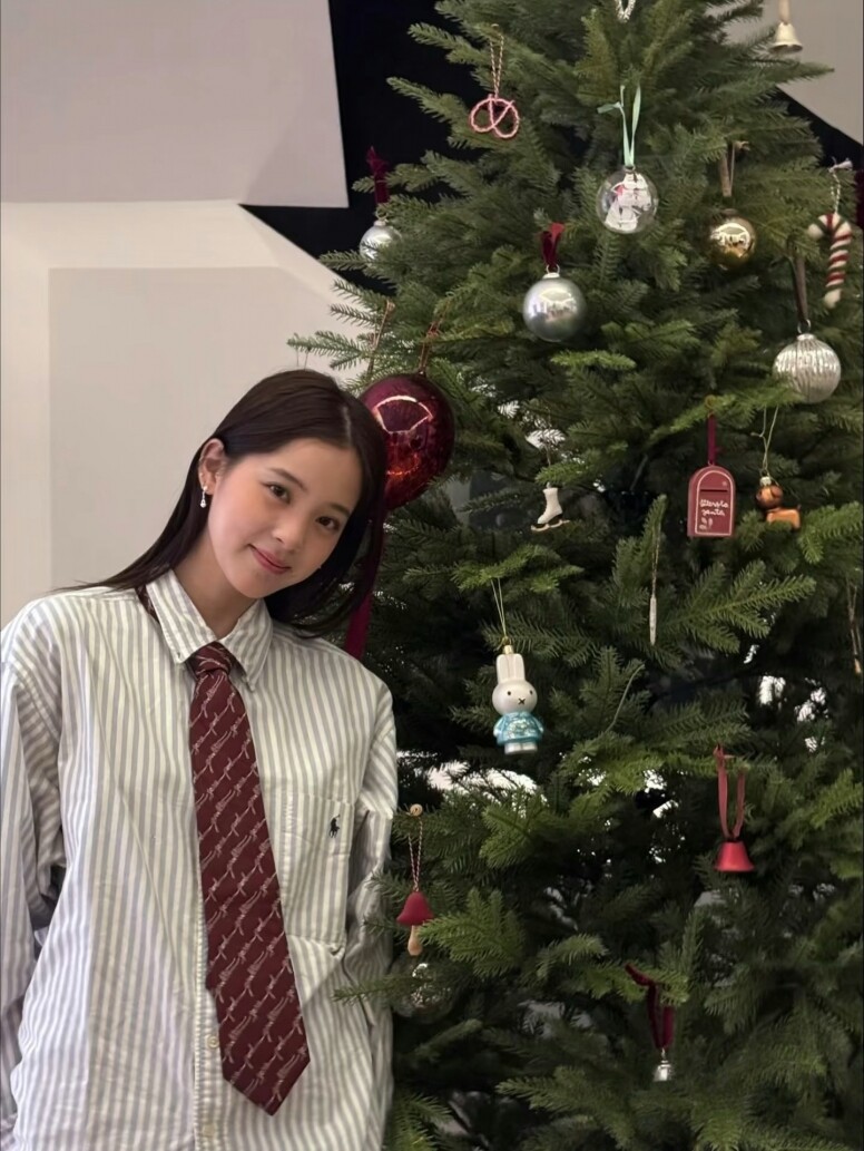Rosé、歐陽娜娜紛紛帶起Necktie Girl風潮，2025最熱賣配飾原來是「領帶」？