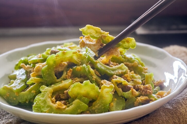 苦瓜湯食譜！苦瓜功效排骨湯清熱降火！苦瓜可以加什麼煮湯？