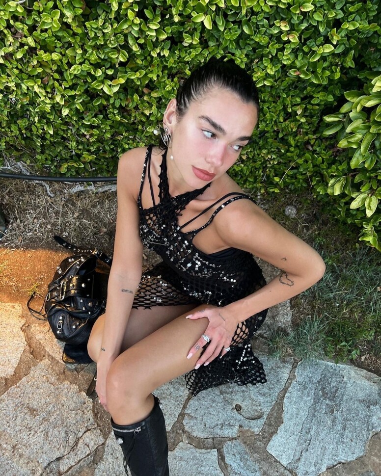性感流行天后Dua Lipa私服造型拿甚麼手袋？不用$3000都可以買到同款包包！