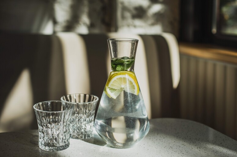 炎熱天氣下喝冰水還是溫水更解渴? 飲冰水溫水的優缺點是什麼？