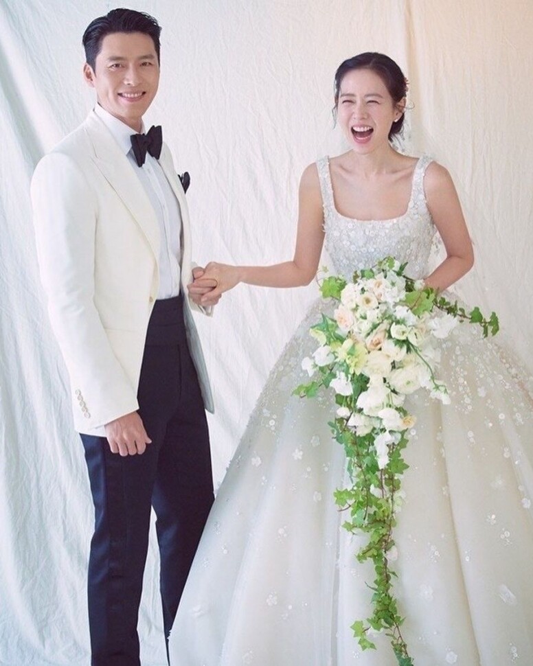 《淚之女王》金秀賢金智媛結婚造型超眼熟！致敬迫降夫婦玄彬孫藝珍世紀婚禮，西裝、禮服神還原