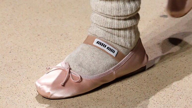 Miu Miu超越Loewe、Prada奪最熱門品牌榜首！十件最值得購入的Miu Miu單品 這款Miu Miu手袋必買！