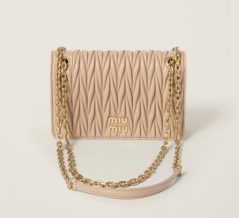 Pantone 2024大熱色Peach Fuzz出爐!跟上潮流入手Chloe、Alaia等12款「柔和桃色」手袋推介 Pantone 2024大熱色Peach Fuzz出爐!跟上潮流入手Chloe、Alaia等12款「柔和桃色」手袋推介