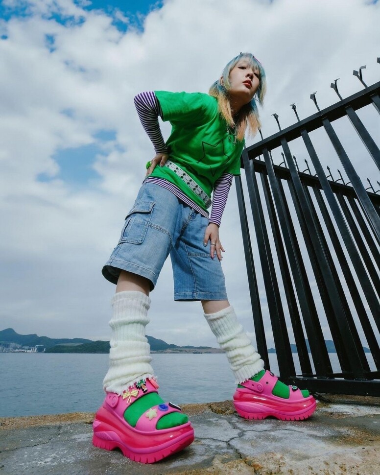 Crocs穿搭靈感：洞洞鞋成為潮流趨勢輕鬆學Crocs厚底穿搭要點！
