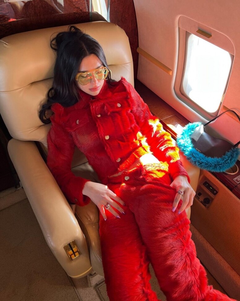 性感流行天后Dua Lipa私服造型拿甚麼手袋？不用$3000都可以買到同款包包！