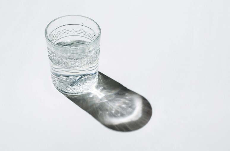 炎熱天氣下喝冰水還是溫水更解渴? 飲冰水溫水的優缺點是什麼？