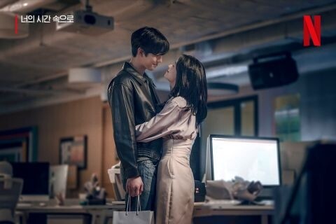 韓版《想見你》公開最新劇照，女主角全汝彬是上班族必學的穿搭教科書？