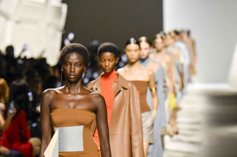【2024春夏時裝周】 Fendi 2024春夏系列贏盡眾超模歡呼!跳脫色彩與優雅的完美融合、摺疊包將成最新IT Bag! 【2024春夏時裝周】 Fendi 2024春夏系列贏盡眾超模歡呼!跳脫色彩與優雅的完美融合、摺疊包將成最新IT Bag!