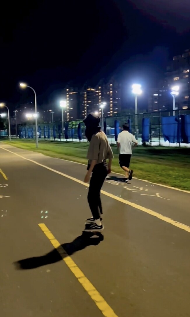 柯佳嬿瘦身秘訣：愛踩滑板
