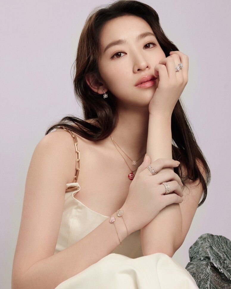 De Beers 邀請四位女性綻放優雅魅力，Enchanted Lotus 高級珠寶系列傳達大自然美態