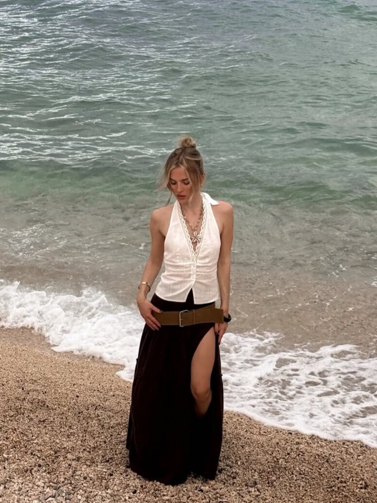吊帶掛脖上衣Halter top為何成為2025最熱賣單品？Bella Hadid與Jennie掀起新潮流！