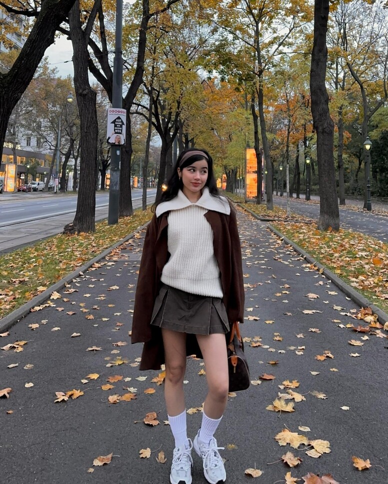 V領（根據肩寬）方臉姑娘也可以嘗試V領，不過在選擇V領時要注意一下