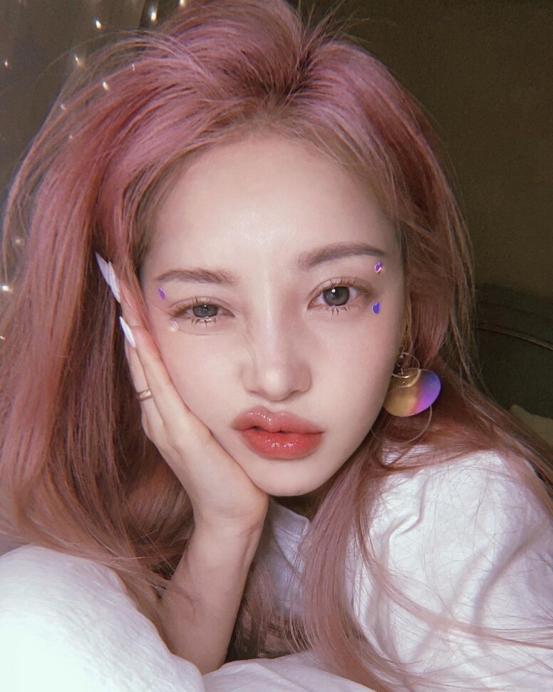 2023眼妝趨勢！BLACKPINK同款彩色眼線、煙燻眼妝、閃石貼紙！回歸千禧風格！