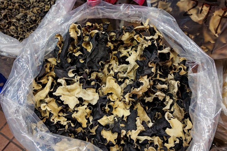 木耳功效與禁忌！潤肺止咳清腸排毒！什麼人不能吃木耳泡太久會有毒素？