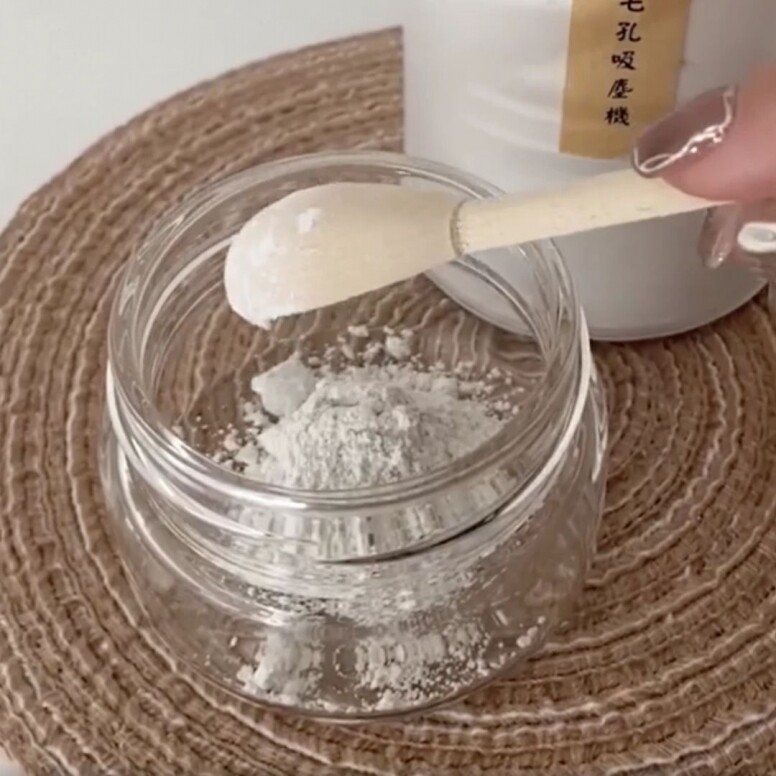首先準備一個容器和面膜掃，然後取適量面膜粉，編輯根據自己臉部大小