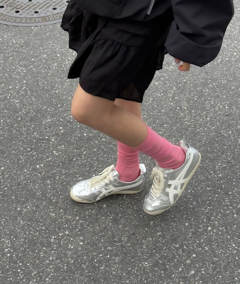 銀色波鞋成秋冬熱潮：時尚女生都在穿未來感銀色波鞋！