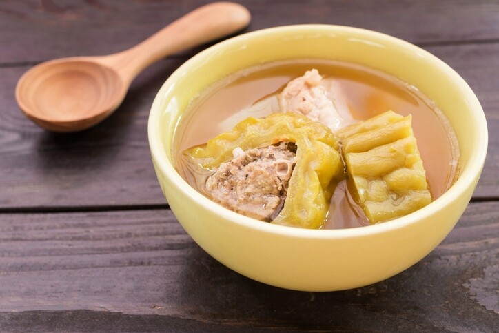 苦瓜湯食譜！苦瓜功效排骨湯清熱降火！苦瓜可以加什麼煮湯？