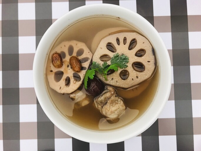 蓮藕湯水食譜！秋冬功效潤燥止咳補氣養血！蓮藕湯可以加什麼？
