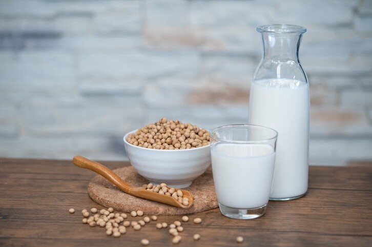 生冷及寒性食物少吃，以免影響氣血運行，容易出現胸部脹痛等不適。