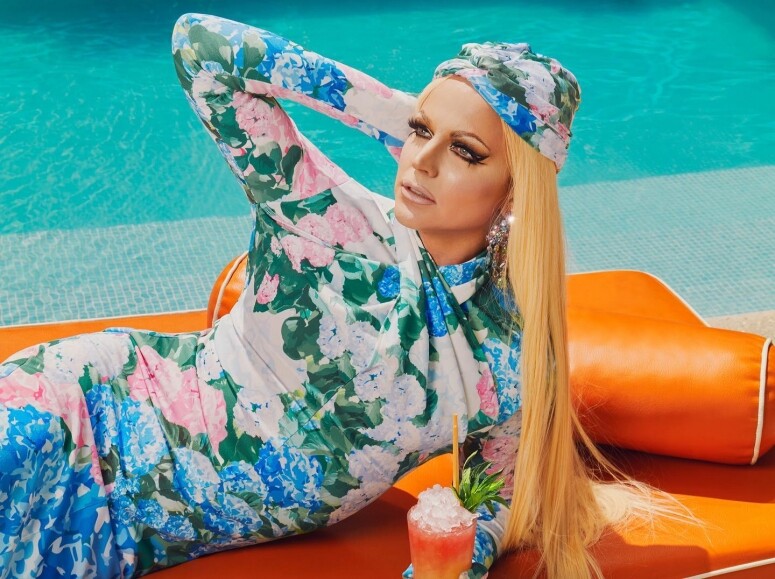 專訪變裝皇后Courtney Act：「只要讓更多人看見我們的存在，就會有愈來愈多人意識到我們的相似之處遠比差異大。」