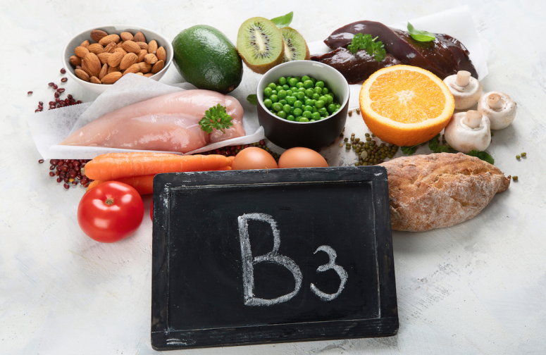 身體長期缺乏維他命B3會容易出現白頭髮，日常的食物如黃豆、香菇、豬