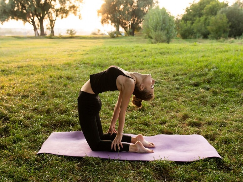 練腹肌拉筋腹部伸展動作推介：駱駝式（Camel Pose）