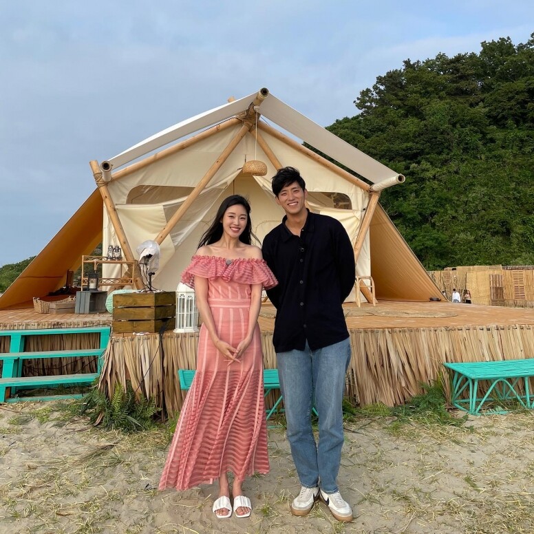 瑞恩愛穿長裙簡單優雅