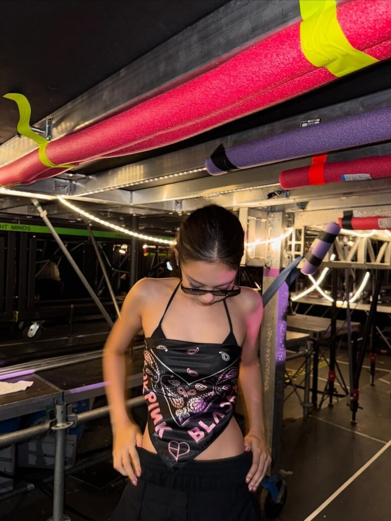 吊帶掛脖上衣為何成為2025最熱賣單品?Bella Hadid與Jennie掀起新潮流! 吊帶掛脖上衣為何成為2025最熱賣單品?Bella Hadid與Jennie掀起新潮流!