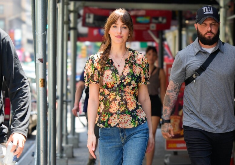 《Materialists》Dakota Johnson戲中服裝超美！30+歲職場女性穿搭範本：從上班服、休閒裝到晚裝都值得參考