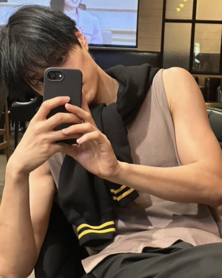 EXO KAI 的私服穿搭大揭秘：讓你瞬間變身時尚達人！