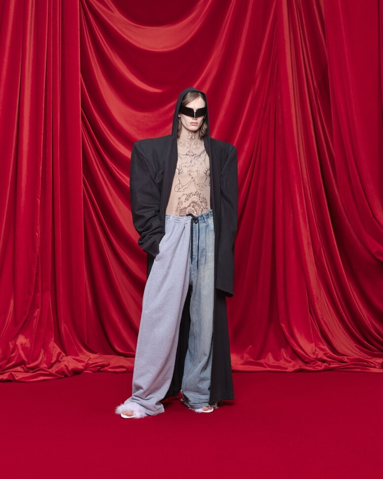 【2024春夏巴黎時裝周】Balenciaga護照夾延續奇思異想，創意總監 Demna邀請家人走上天橋？