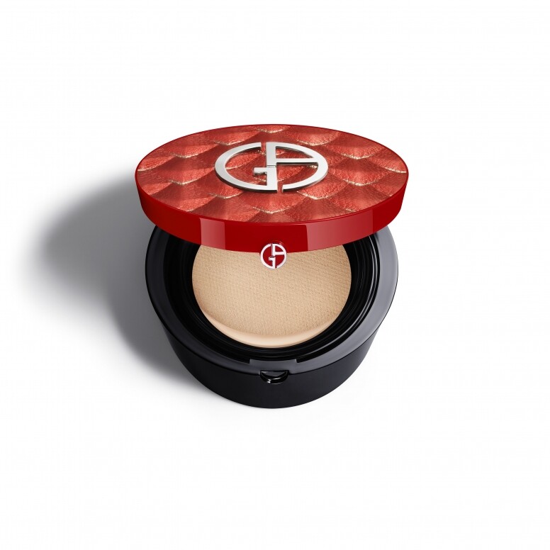 第一款介紹獲消委會認證的好評氣墊粉底是底妝大師Armani Beauty的紅氣墊，相