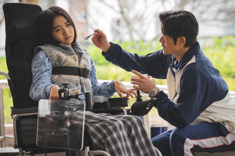 【ELLE Cinema】專訪《無名指》導演孔令政、女主角許恩怡︰放下批判，說出最真實的故事。