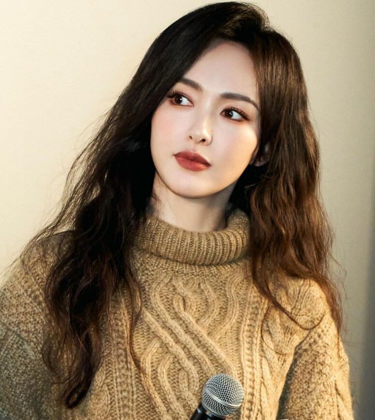 《繁花》唐嫣擺脫傻白甜標籤演活汪小姐！即看40歲唐嫣的精緻美人穿搭