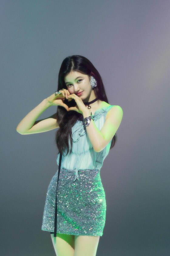 NewJeans Danielle穿搭充滿甜美氣息，台下萬人大合唱 Lollapalooza音樂節的青春朝氣