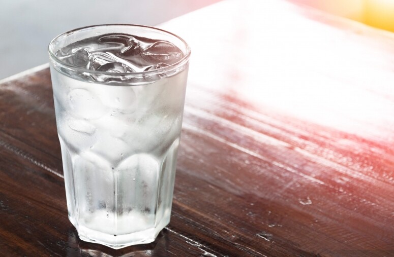 炎熱天氣下喝冰水還是溫水更解渴? 飲冰水溫水的優缺點是什麼？
