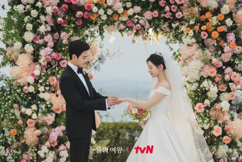 《淚之女王》金秀賢金智媛結婚造型超眼熟!致敬迫降夫婦玄彬孫藝珍世紀婚禮,西裝、禮服神還原 《淚之女王》金秀賢金智媛結婚造型超眼熟!致敬迫降夫婦玄彬孫藝珍世紀婚禮,西裝、禮服神還原