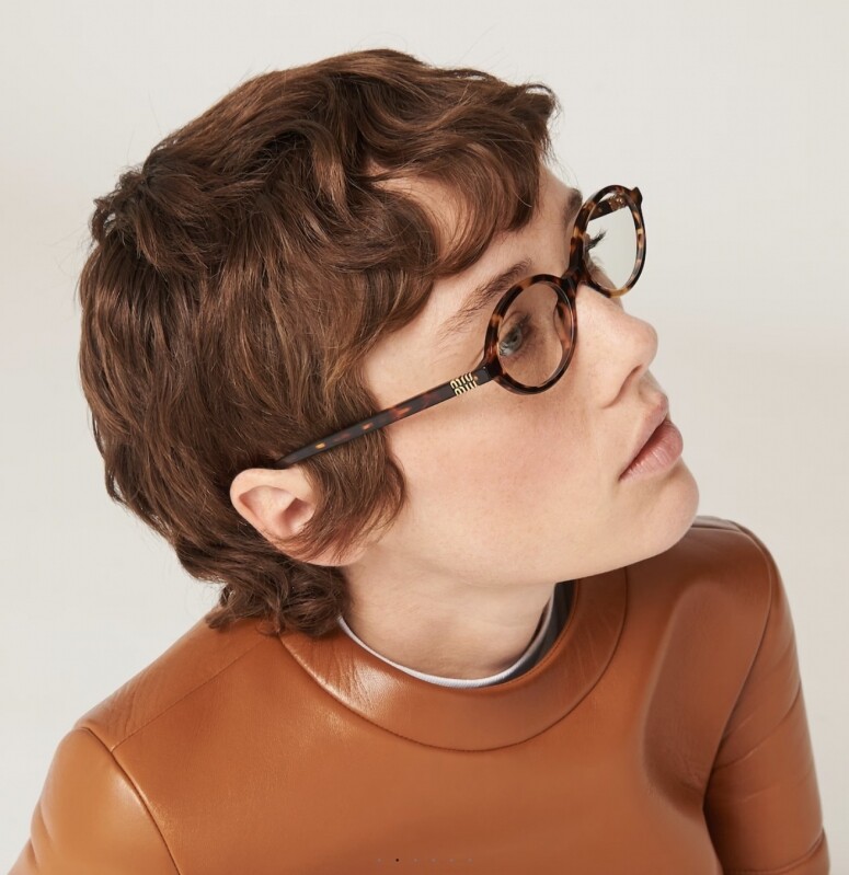 Miu Miu超越Loewe、Prada奪最熱門品牌榜首！十件最值得購入的Miu Miu單品 這款Miu Miu手袋必買！