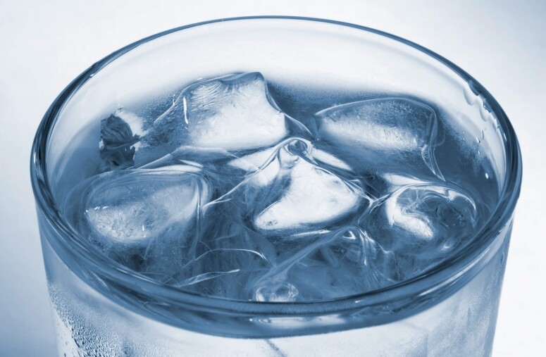 炎熱天氣下喝冰水還是溫水更解渴? 飲冰水溫水的優缺點是什麼？