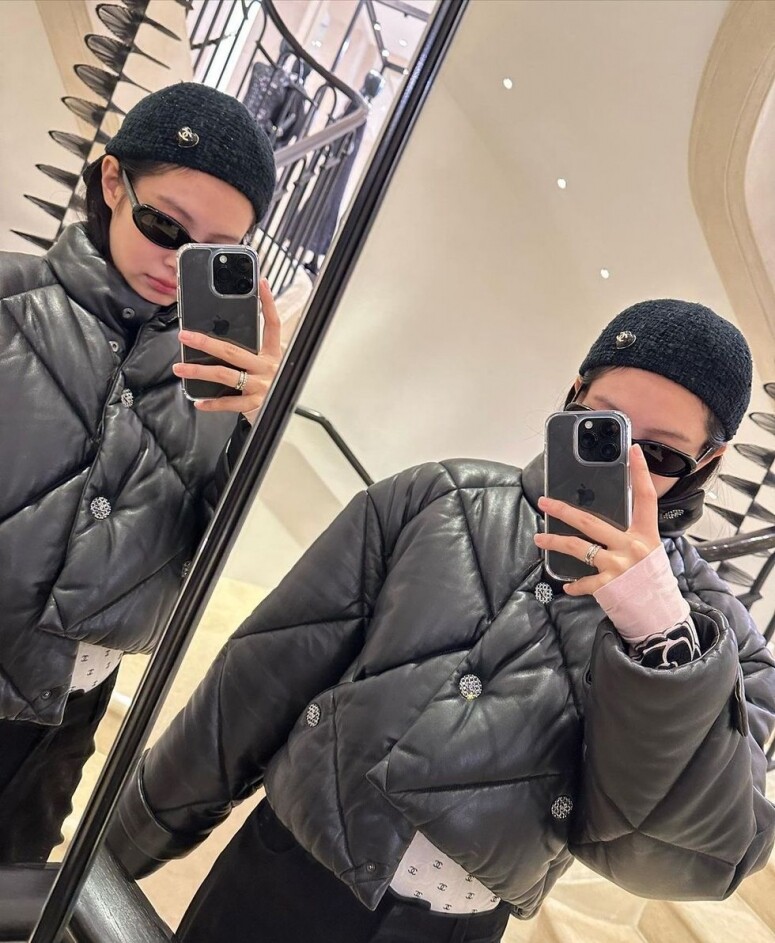 Jennie 巴黎旅行私服穿搭：黑色羽絨外套＋太陽眼鏡