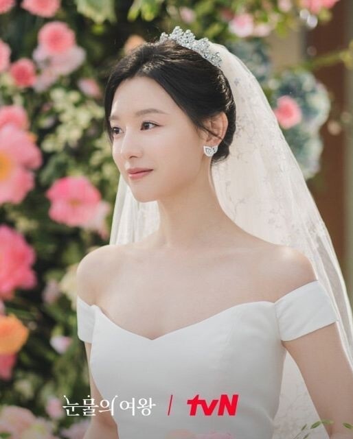 《淚之女王》金秀賢金智媛結婚造型超眼熟！致敬迫降夫婦玄彬孫藝珍世紀婚禮，西裝、禮服神還原