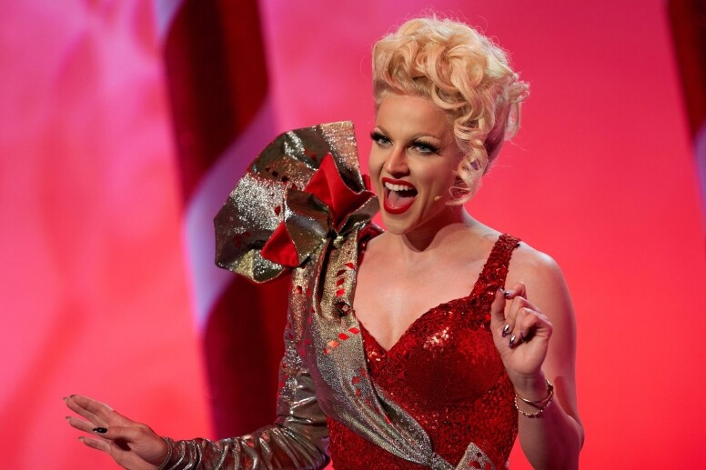 專訪變裝皇后Courtney Act：「只要讓更多人看見我們的存在，就會有愈來愈多人意識到我們的相似之處遠比差異大。」