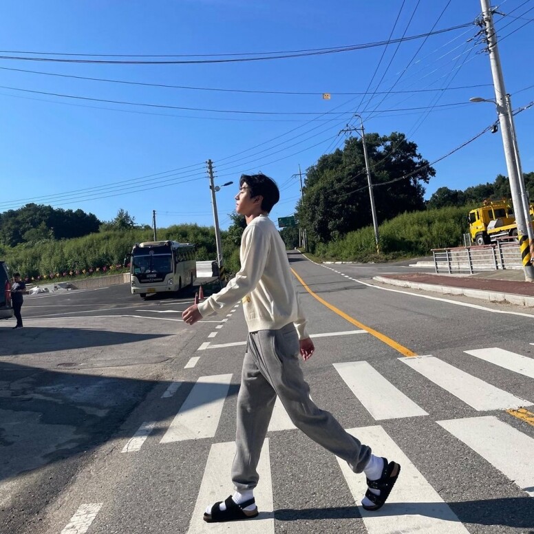 拍照姿勢2 隨意走路+小臉側顏