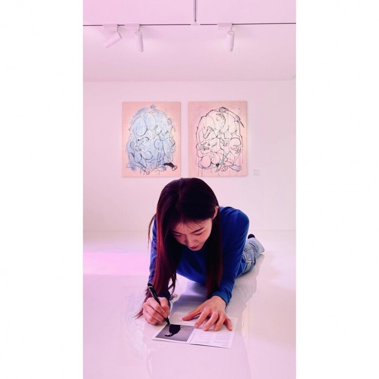 捐光2億家產、轉型藝術家開畫展！ 解構44歲河智苑的藝術型凍齡氣質穿搭！